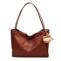 Bolso tote grande de cuero PU marrón oscuro con un lindo colgante de oso - Con Ornamento / Marrón Rojo