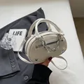 Mini weiße Handtasche aus PU-Leder mit Litschi-Maserung, Metallkette und Schultergurt - Gebrochenes Weiß