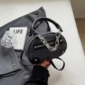 Dunkelgraue Denim-Handtasche mit schwarzem Lederbesatz, Silberkette und Nieten - Schwarz