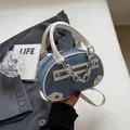 Mini-Jeans-Boston-Tasche mit weißem Lederbesatz und klobigen Silberkettendetails - Blau