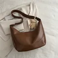 Donkerbruine hobo schoudertas van zacht leer met een schattige pluche beer voor dames - Met Ornament / Bruin