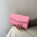 Pochette enveloppe rose en similicuir matelassé avec surpiqûres élégantes en losange - Rose