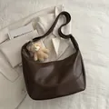 Minimalistische koffiebruine kunstlederen hobo-tas met riem en schattige beerbedeltje - Met Ornament / Bruin