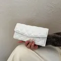 Portefeuille long blanc minimaliste avec surpiqûres losanges et rabat style enveloppe - Blanc
