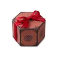 Scatola regalo esagonale vintage in bronzo con motivi tradizionali e fiocco di seta rossa - Prosperità / 7.5x7.5x5.5cm