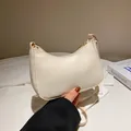 Bolso hobo minimalista de cuero PU blanco crema con elegantes detalles metálicos dorados - Blanco