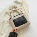 Stroh-Stoffbeutel in Beige mit schwarzer Ledertasche und goldener Kettenriemen - Schwarz