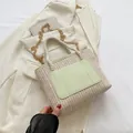 Minimalistische beige Web-Tasche mit grüner Ledertasche und goldener Kette - Grün
