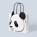 Minimale weiße Panda-Geschenktüte mit schwarzen Kordelgriffen und Cartoon-Motiv - Panda Stil / 18*6*16.5cm