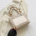 Minimalistische Stroh-Tragetasche in Cremeweiß mit Ledertasche und Kettenriemen - Gebrochenes Weiß