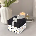 Elegante quadratische Geschenkschachtel mit schwarzem Deckel, weißer Schleife und Herz - Schwarz Gold Herz Geschenkbox