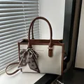 Elegante borsa tote crema con trama a lucertola, dettagli in pelle marrone e foulard - Marrone
