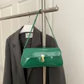 Bolso cuadrado de charol verde brillante con cierre giratorio dorado y correa de hombro - Verde