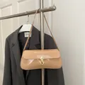 Bolso baguette chic en charol beige con hebilla dorada y correa de hombro elegante - Caqui
