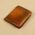 Nahaufnahme einer braunen Leder-Brieftasche mit feiner Textur und Nähten - Braun