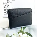 Portacarte a fisarmonica in pelle nera a grana litchi con zip argentata e slot esterno - Nero