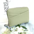 Portacarte in pelle verde pistacchio con cuciture bianche e cerniera in metallo argento - Verde chiaro