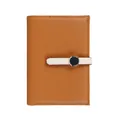 Portefeuille passeport en cuir grainé marron foncé avec sangle blanche et boucle - Marron