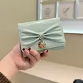 Cartera corta verde menta con lazo para mujer en cuero sintético brillante y colgante - Verde