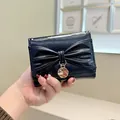 Portefeuille noir brillant en cuir verni avec détail de nœud et pendentif doré - Noir