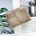 Κοντινή λήψη χακί τζιν πορτοφολιού με ραφές αντίθεσης και μεταλλική πλάκα - Χακί