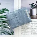 Λεπτομέρεια υφής denim πορτοφολιού με ετικέτα Forever Sunshine και μεταλλικό φερμουάρ - Ανοιχτό μπλε