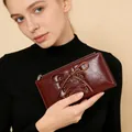 Dettaglio del portafoglio bordeaux stile balletto con lacci in nastro e zip argentata - Borgogna