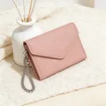 Detailansicht der rosa Geldbörse aus Leder mit Litschistruktur und Silberkette - Rosa