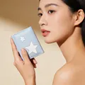 Primer plano de una cartera de cuero azul claro con estrellas blancas sostenida por modelo - Azul Pálido
