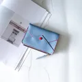 Portefeuille en simili cuir bleu clair avec cœur rouge et détail zippé stylisé - Bleu