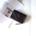 Portefeuille court en cuir PU noir pour femme avec boucle cœur rouge et bordure - Noir
