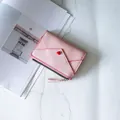 Porte-cartes en cuir PU rose avec détail de cœur et fermeture éclair sur marbre - Rose Clair
