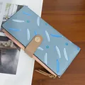 Graublaue lange Lederbrieftasche mit Blumenmustern und Schnallendetail - Graublau