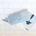 Portefeuille long en patchwork bleu clair avec pendentif lapin et dragonne zippée - Bleu Patchwork (Lettres)