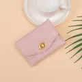 Kurze dreifach gefaltete rosa Geldbörse aus Kunstleder mit goldenem Drehverschluss - Rosa