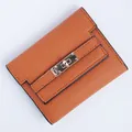 Portafoglio corto pieghevole in pelle marrone-arancio con chiusura dorata di lusso - Arancione