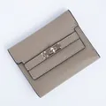 Portafoglio corto da donna in pelle taupe con chiusura a scatto in metallo dorato - Cachi