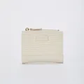Portefeuille court minimaliste blanc cassé pour femme avec texture tissée et zip doré - Blanc Cassé