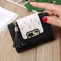 Damen Mini-Brieftasche mit Blattmuster, Gold-Reißverschluss und elegantem Quasten-Anhänger - Schwarz