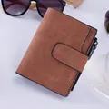 Vue détaillée du portefeuille en cuir mat marron avec boucle rétro et poche zippée - Café