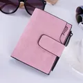 Détail du portefeuille rose mat pour femme avec bouton pression et fermeture éclair - Rose Clair