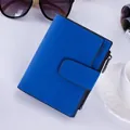 Portefeuille femme en cuir mat bleu avec poche zippée et fermeture à pression élégante - Bleu foncé