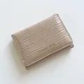 Cartera corta beige para mujer con textura de piedra y logotipo de estrella dorada - Albaricoque
