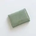Cartera corta verde menta de tres pliegues con textura de cocodrilo y logo Classic Star - Verde