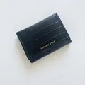 Cartera corta negra de tres pliegues con patrón de cocodrilo y logo Classic Star dorado - Negro