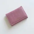 Cartera rosa de tres pliegues con textura de cocodrilo y estampado dorado de estrella - Rosa