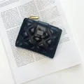 Portafoglio corto nero trapuntato con cuciture a rombi e cerniera dorata elegante - Nero
