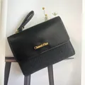 Schwarzes Damen-Portemonnaie mit Texturmix, goldenem Logo und Handschlaufe - Schwarz