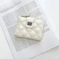 Petit portefeuille blanc pour femme avec matelassage losanges et fermeture éclair dorée - Blanc