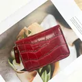 Porte-cartes rouge à motif crocodile avec fermeture éclair dorée et cuir synthétique - Bordeaux